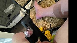 Hey, I show off live with strangers controlling my handy to cum on my feet! 💦👣