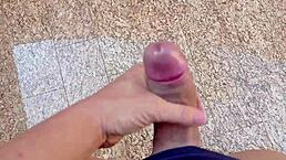 Batendo uma e dando uma enorme gozada quem quer tomar minha porra direto da fonte? 😏