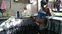 Soy seducida por la puta de mi vecina chupando ano mientras lavo platos en homemade ride