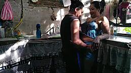 Soy seducida por la puta de mi vecina chupando ano mientras lavo platos en homemade ride