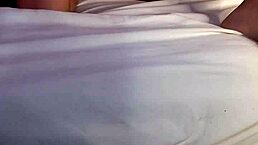 Mi hermanastra pervertida me muestra su baile exótico en la habitación hasta usar dildo y complacerla 😏