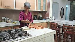 嘿让继妹帮撸结果厨房后入狂干内射