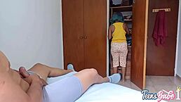 拉丁继妹抓双胞胎继弟群P加入房间狂欢