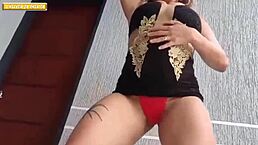 Albina e Morena Rabuda Rebolando Gostoso Dançando Funk de Quatro Peladinhas Encima do Meu Carro e Cheia de Tesão