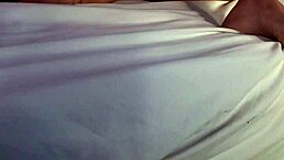 Mi hermanastra pervertida me muestra su baile exótico en la habitación hasta usar dildo y complacerla 😏