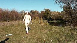 大屁股性感Frina户外裸体打羽毛球被恋人狗爬干