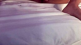 Mi hermanastra pervertida me muestra su baile exótico en la habitación hasta usar dildo y complacerla 😏