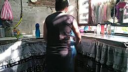 Soy seducida por la puta de mi vecina chupando ano mientras lavo platos en homemade ride