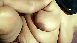 印度阿姨秀巨乳毛逼