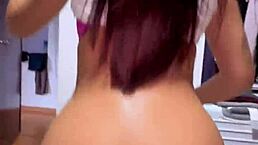 mi hermanastra culona llega de viaje y la recibo montando duro mi verga... final feliz termino toda mi leche en su boca