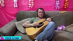 妮基·塞克斯和萨曼莎38G自制舔屄大奶对决