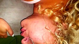 Hey, fudendo that loira gostosa in the bedroom with squirting action! 😈