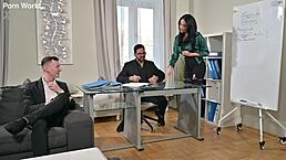 巨乳老师阿妮莎·凯特教室给学生热辣双插 口爆深喉肛交高跟裙