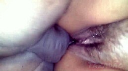 看这骚货毛黑逼吞手拳到高潮