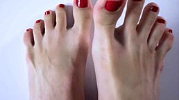 TEEN FOOTJOB UP CLOSE LEADS TO CUM ON FEET AND EATING SPERM!