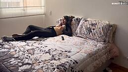 mi madrastra me pillo viendola tocarse... ahora le meto los dedos en su coño mojado!