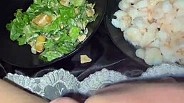 疯癫阿拉伯白肤骚货撕衣BBC食物癖潮吹群P！