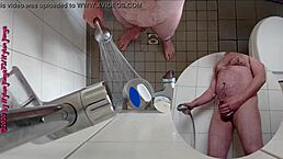 geiles pissen in der dusche macht mich so feucht mit meinen sexy zehen