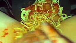 疯癫阿拉伯白肤骚货撕衣BBC食物癖潮吹群P！