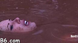 辣妹车库BDSM被扔起惩罚乱舔大屌！