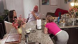 小个Freya Von Doom求继爸巨屌老婆骚屄