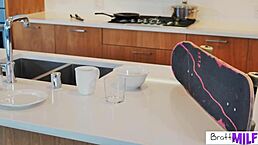 继母Sarah Taylor秀内裤骑继子巨屌高潮