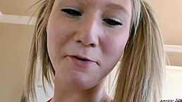 嘿小巧雙馬尾18+繼妹...被抓看A片？讓我內射兩次進緊逼！