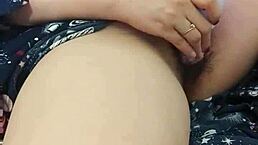 老公朋友楼下吃饭我偷溜楼上扣湿逼嗯？