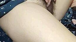 老公朋友楼下吃饭我偷溜楼上扣湿逼嗯？