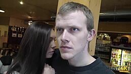 陌生人出钱酒吧狂干娇小18+人妻