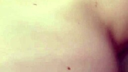 棒棒糖熟女巨乳肥逼塞巨型假屌狗爬骑乘