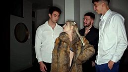 娇小游客被三根西班牙巨屌噎住