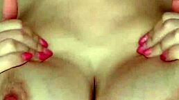 hablando sucio en español mientras juego desnuda con mi coño mojado